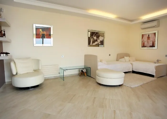 Seafront 5 Bedroom Paradise In Sea Caves * Pegeia